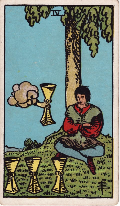 カップの4（Four of Cups）のカード画像。ライダー版タロット