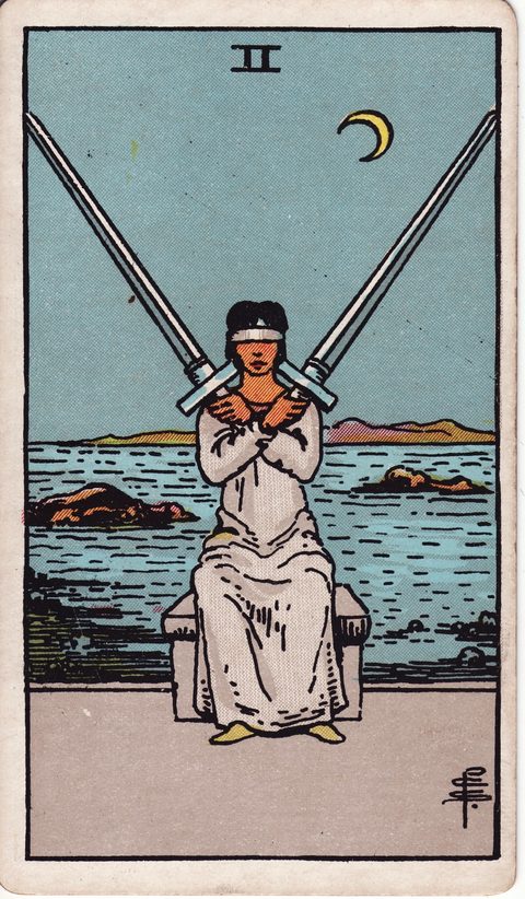 ソードの2（Two of Swords）のカード画像。ライダー版タロット
