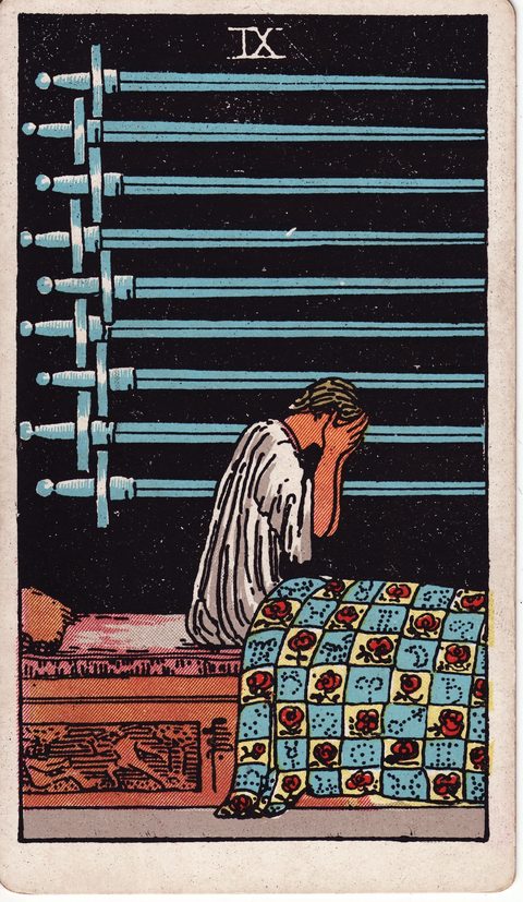 ソードの9（Nine of Swords）のカード画像。ライダー版タロット
