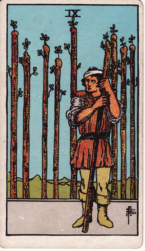 ワンドの9（Nine of Wands）のカード画像。ライダー版タロット